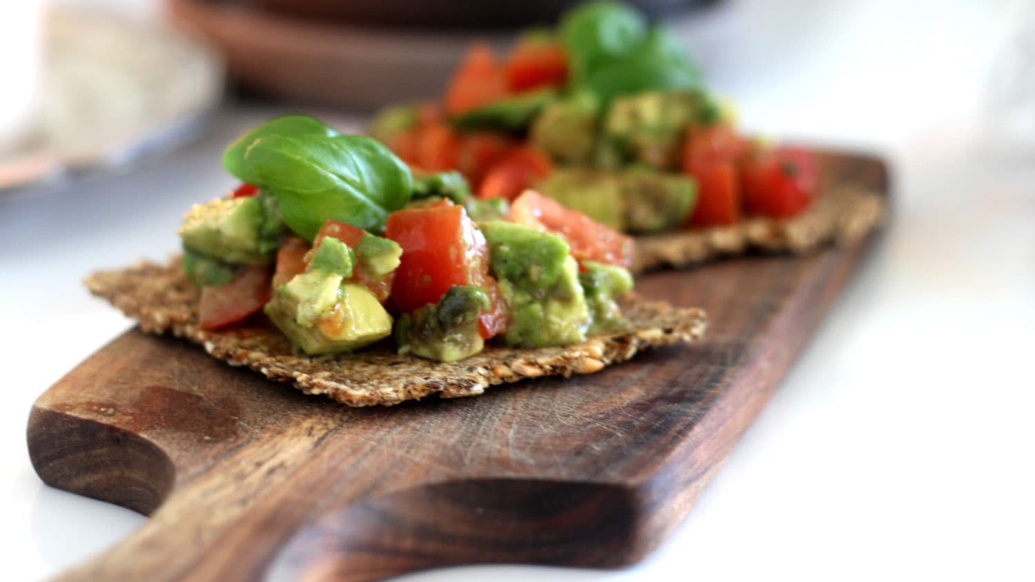 Domaći bezglutenski krekeri sa namazom od avokada